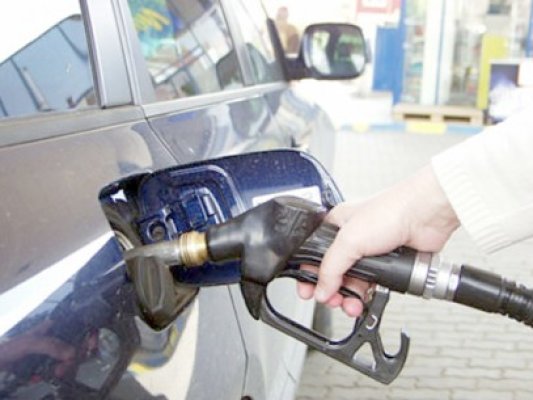 Petrom a ieftinit benzina şi motorina